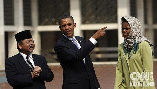 Michelle Obama başını örttü