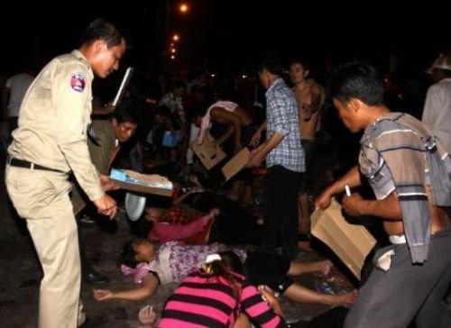 Kamboçya’da izdiham