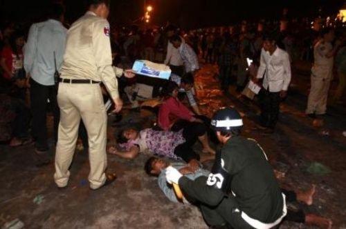 Kamboçya’da izdiham