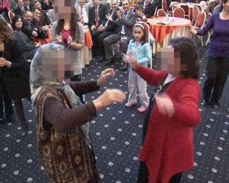 Şehit anma gecesinde halay çektiler - Resim 4