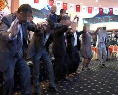 Şehit anma gecesinde halay çektiler - Resim 2