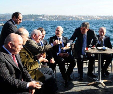 Cumhurbaşkanı'nın boğazda simit çay keyfi - Resim 4