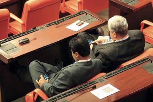 Meclis'te okey oynayan vekiller - Resim 1