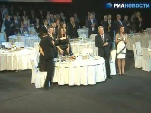 Putin piyano çaldı şarkı söyledi     