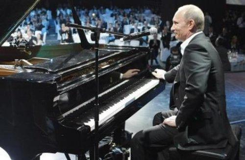 Putin piyano çaldı şarkı söyledi     