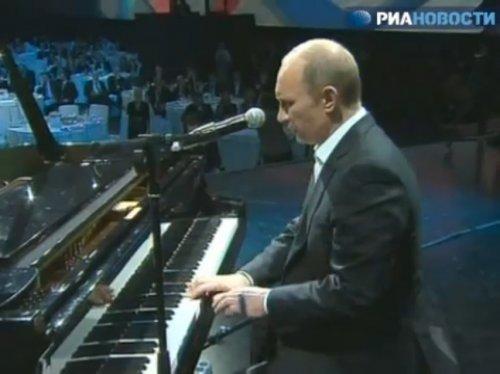 Putin piyano çaldı şarkı söyledi     