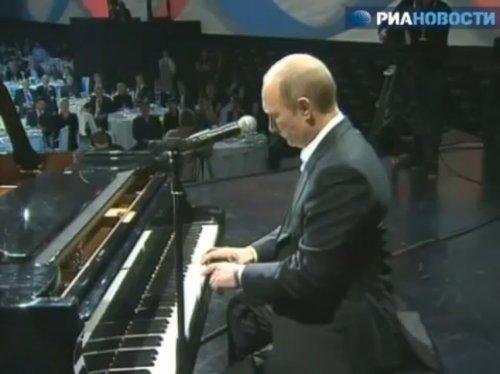 Putin piyano çaldı şarkı söyledi     