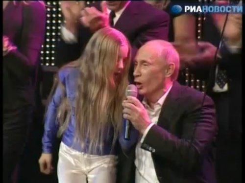 Putin piyano çaldı şarkı söyledi     