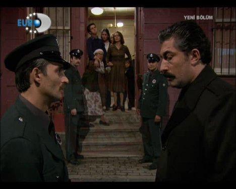 Öyle Bir Geçer Zaman ki - Mete evi yaktı - Resim 3