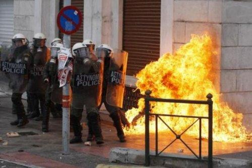 Öğrenciler Atina'yı yakıyor - Resim 10
