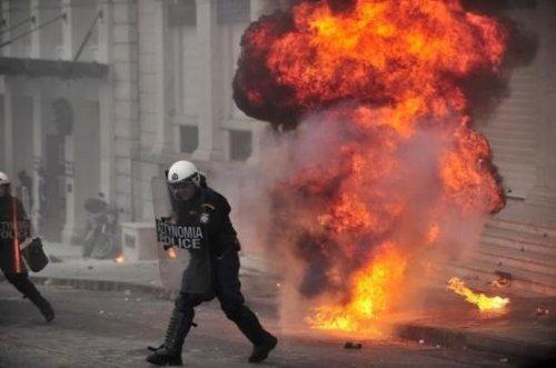 Öğrenciler Atina'yı yakıyor - Resim 1