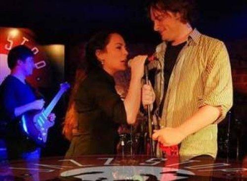 Tek kadınla yetinmediler