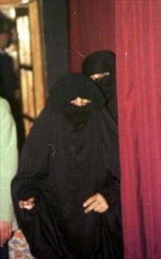 Tek kadınla yetinmediler