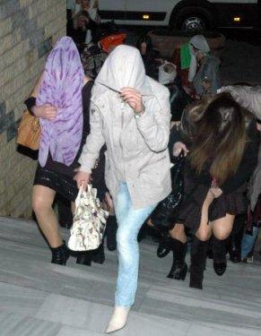 Fuhuş baskınında Venezuellalı 2 travesti - Resim 8