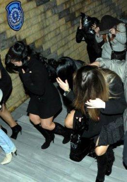 Fuhuş baskınında Venezuellalı 2 travesti - Resim 5
