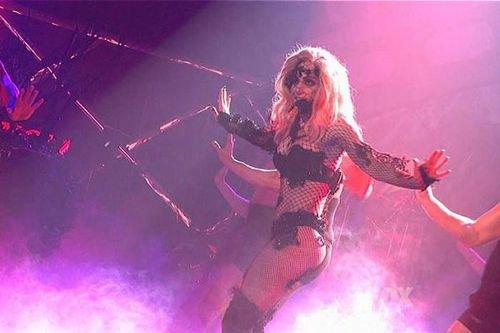 Lady Gaga Paris'te çıplak dolaştı