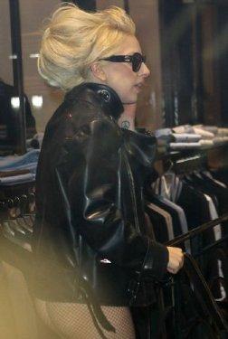 Lady Gaga Paris'te çıplak dolaştı