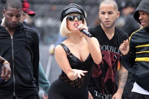 Lady Gaga Paris'te çıplak dolaştı