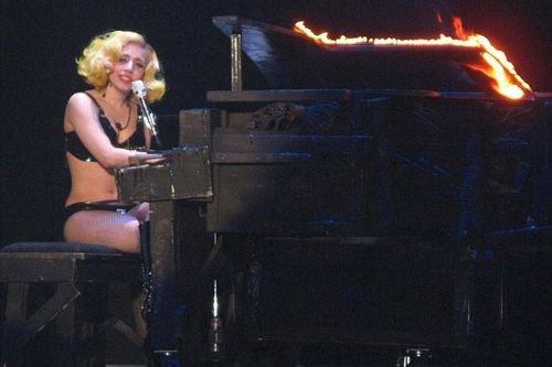 Lady Gaga Paris'te çıplak dolaştı