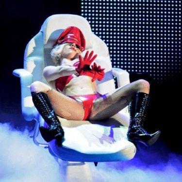 Lady Gaga Paris'te çıplak dolaştı