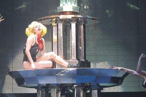 Lady Gaga Paris'te çıplak dolaştı