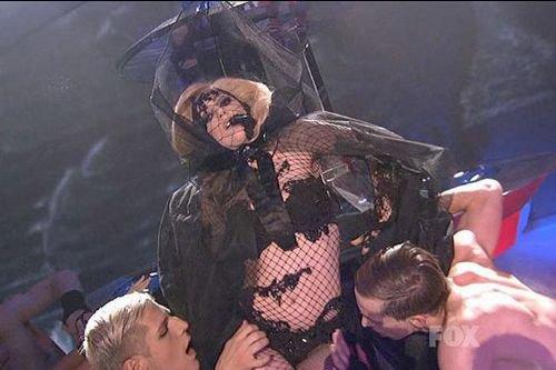 Lady Gaga Paris'te çıplak dolaştı