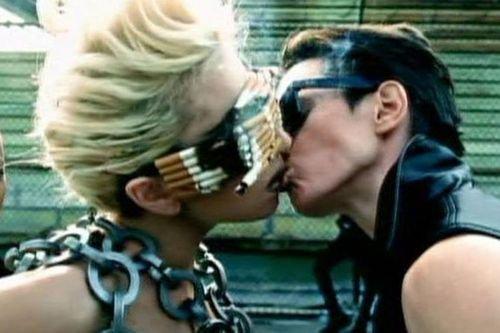 Lady Gaga Paris'te çıplak dolaştı