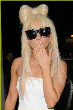 Lady Gaga Paris'te çıplak dolaştı