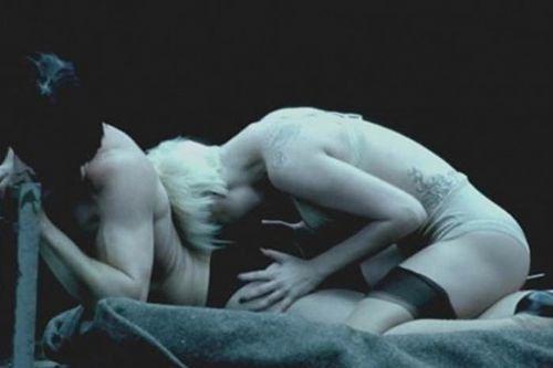 Lady Gaga Paris'te çıplak dolaştı