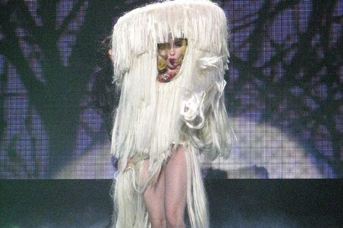 Lady Gaga Paris'te çıplak dolaştı