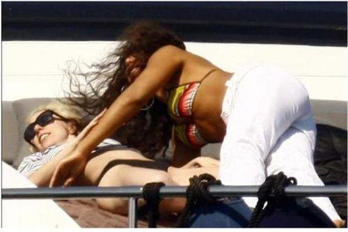 Lady Gaga Paris'te çıplak dolaştı