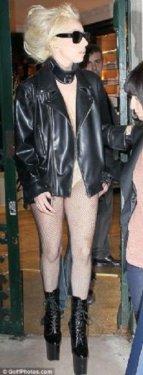 Lady Gaga Paris'te çıplak dolaştı