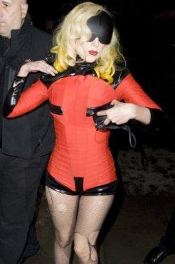 Lady Gaga Paris'te çıplak dolaştı