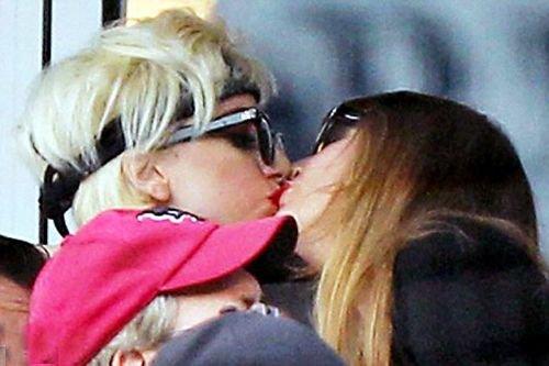 Lady Gaga Paris'te çıplak dolaştı