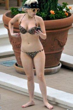 Lady Gaga Paris'te çıplak dolaştı