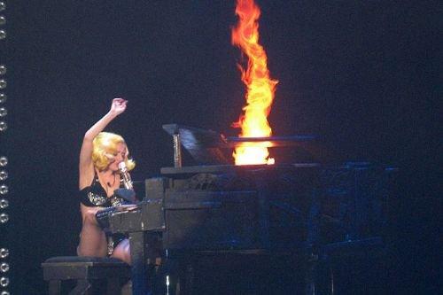 Lady Gaga Paris'te çıplak dolaştı