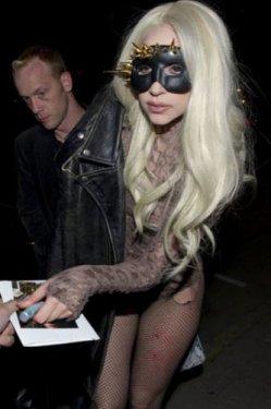 Lady Gaga Paris'te çıplak dolaştı