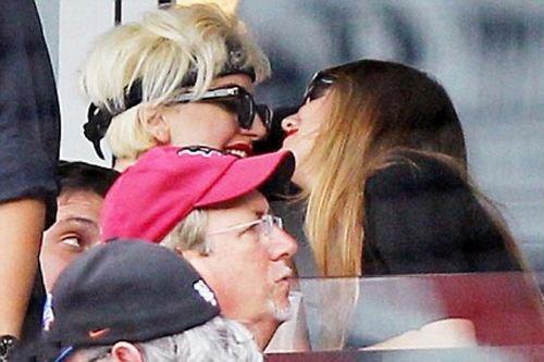 Lady Gaga Paris'te çıplak dolaştı