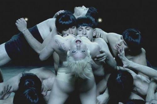 Lady Gaga Paris'te çıplak dolaştı