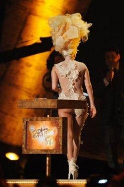 Lady Gaga Paris'te çıplak dolaştı