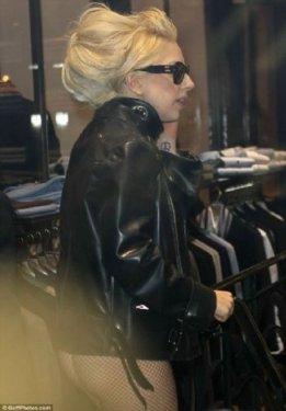 Lady Gaga Paris'te çıplak dolaştı