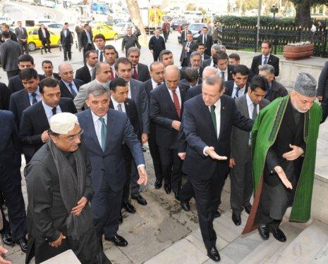 Cumhurbaşkanlarını Cuma Namazı'na götürdü - Resim 1
