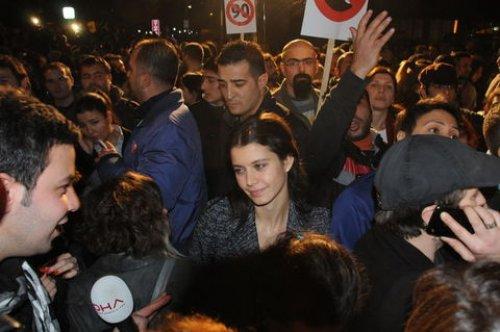 Ünlülerden yerli dizi yersiz uzun protestosu - Resim 35