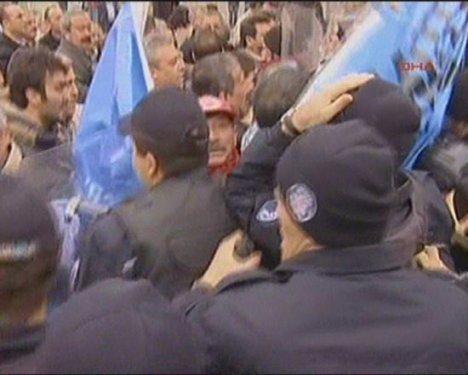 DİSK üyelerine polis müdahalesi  - Resim 11