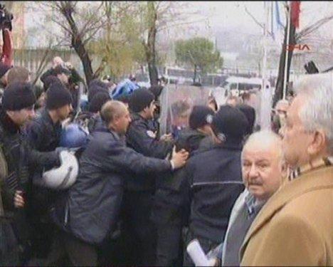 DİSK üyelerine polis müdahalesi  - Resim 13