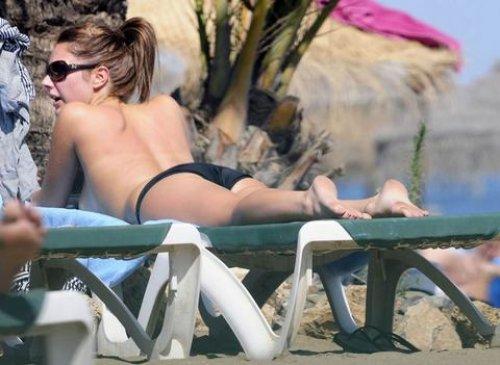 Lucy Pinder üstsüz güneşlendi - Resim 9