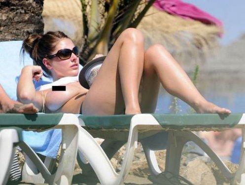 Lucy Pinder üstsüz güneşlendi - Resim 6