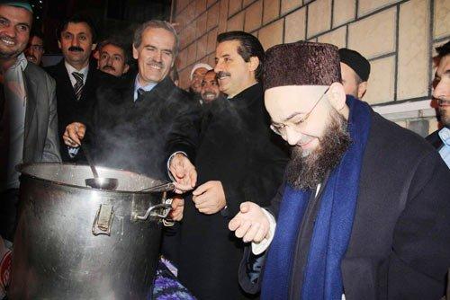 Cübbeli Ahmet Hoca Bakan'la aşure dağıttı - Resim 3