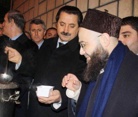 Cübbeli Ahmet Hoca Bakan'la aşure dağıttı - Resim 4