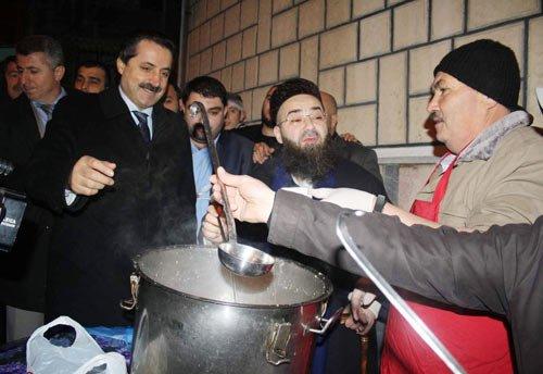 Cübbeli Ahmet Hoca Bakan'la aşure dağıttı - Resim 2